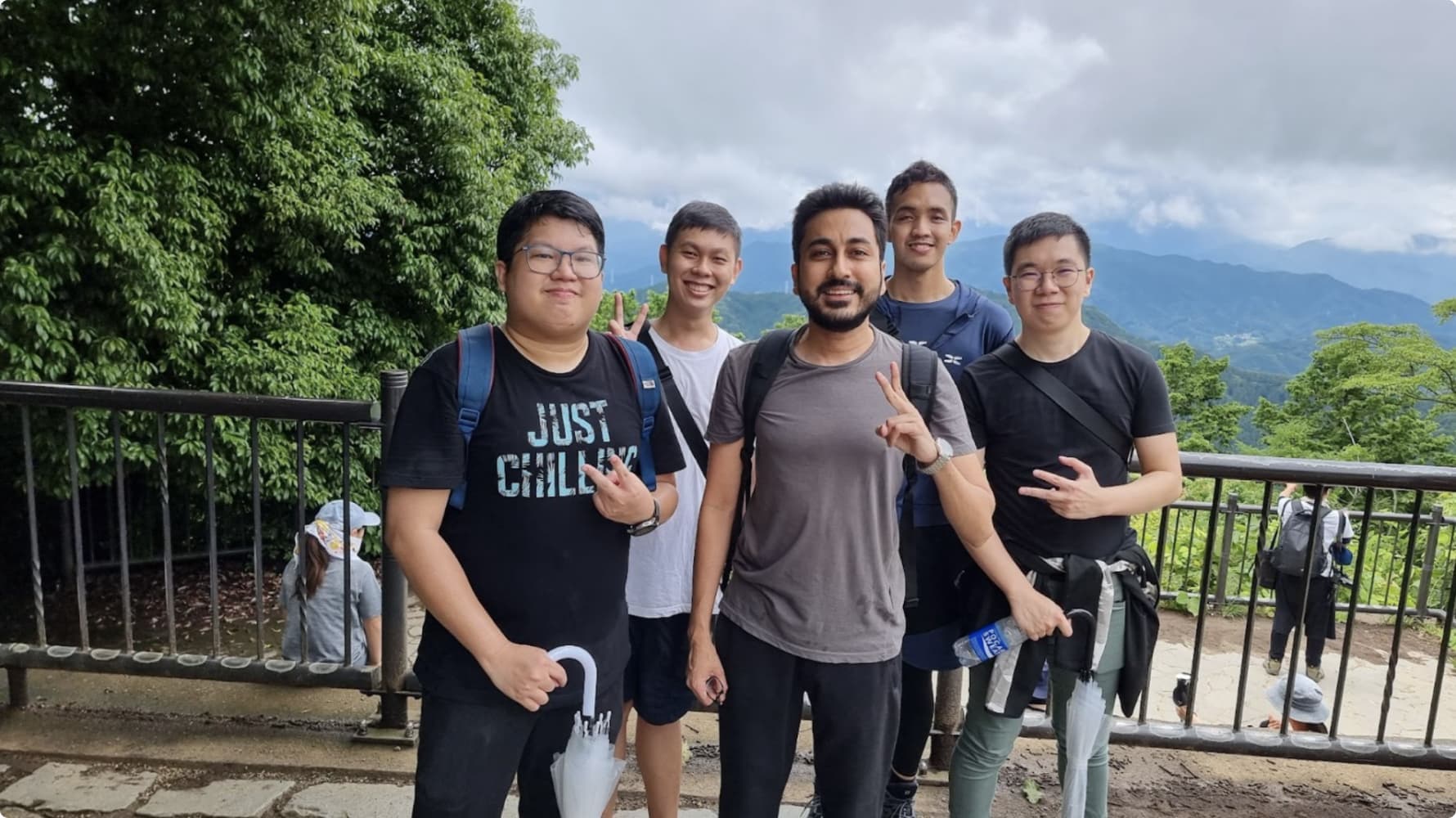 PayPayの仲間たちと高尾山の頂上にて